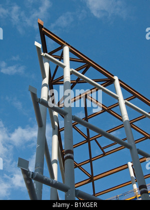 Bâtiment en construction à ossature d'acier contre un ciel bleu Banque D'Images