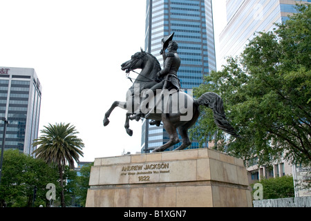 Une statue de bronze d'Andrew Jackson avec des bâtiments de la ville près de la Jacksonville Landing à Jacksonville en Floride Banque D'Images