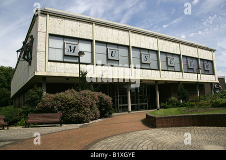 Ville de Doncaster, Angleterre. Entrée principale de Doncaster's Museum and Art Gallery de Chequer Road. Banque D'Images