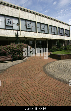 Ville de Doncaster, Angleterre. Entrée principale de Doncaster's Museum and Art Gallery de Chequer Road. Banque D'Images