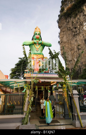 Petit TEMPLE avec statue de Hanuman le Dieu Singe LORS DE L'Assemblée festival hindou de THAIPUSAM BATU CAVES KUALA LUMPUR, EN MALAISIE Banque D'Images