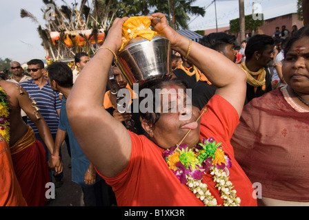 Dévot femme avec une broche de perçage À TRAVERS LE TIMON À L'ASSEMBLÉE ANNUELLE FESTIVAL HINDOU DE THAIPUSAM BATU CAVES KUALA LUMPUR, EN MALAISIE Banque D'Images