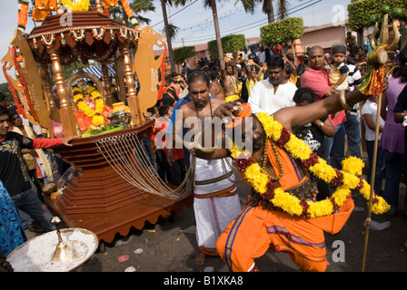 Dévot KAVADI PORTEUR LORS DE L'Assemblée festival hindou de THAIPUSAM BATU CAVES KUALA LUMPUR, EN MALAISIE Banque D'Images