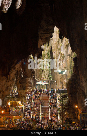 Les dévots INSDE LES GROTTES DE BATU PENDANT LE FESTIVAL HINDOU DE THAIPUSAM ANNUEL DE KUALA LUMPUR, EN MALAISIE Banque D'Images