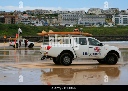 La plage de Fistral patrouille de gardes vie plage de surf de la côte atlantique newquay cornwall england uk go Banque D'Images