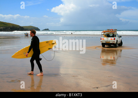 La plage de Fistral patrouille de gardes vie plage de surf de la côte atlantique newquay cornwall england uk go Banque D'Images