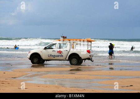 La plage de Fistral patrouille de gardes vie plage de surf de la côte atlantique newquay cornwall england uk go Banque D'Images