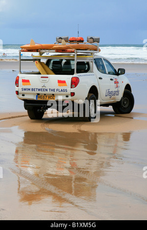 La plage de Fistral patrouille de gardes vie plage de surf de la côte atlantique newquay cornwall england uk go Banque D'Images