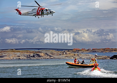 R-S en hélicoptère de recherche et sauvetage et l'équipe de bateau pendant l'exercice dans l'archipel de Göteborg s Suède Juillet 2008 Banque D'Images