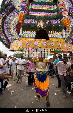 Dévot KAVADI PORTEUR LORS DE L'Assemblée festival hindou de THAIPUSAM BATU CAVES KUALA LUMPUR, EN MALAISIE Banque D'Images