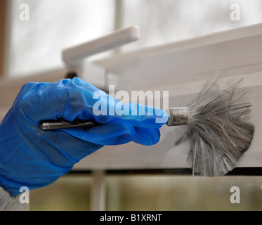 Une expertise médico-légale des scènes de poussières le crime d'un cadre de fenêtre pour les empreintes digitales Banque D'Images