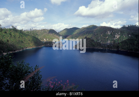 Placid Lake dans le parc national Lagunas de Montebello, Chiapas, Mexique Banque D'Images