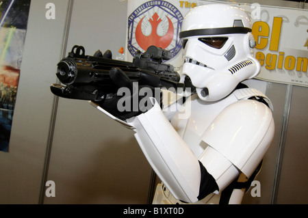 Un homme vêtu comme un soldat Starwars jouant la Nintendo Wii jeu de remise en forme au cours de la Japan Expo foire-exposition. Banque D'Images