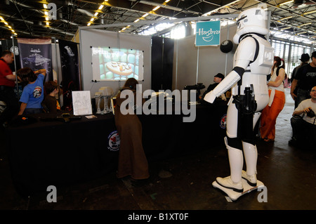 Un homme vêtu comme un soldat Starwars jouant la Nintendo Wii jeu de remise en forme au cours de la Japan Expo foire-exposition. Banque D'Images
