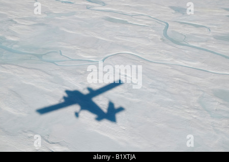 Twin Otter DHC-6 de Haviland le nord de bête de l'ombre des avions vu avec la glace de mer arctique ci-dessous. Banque D'Images