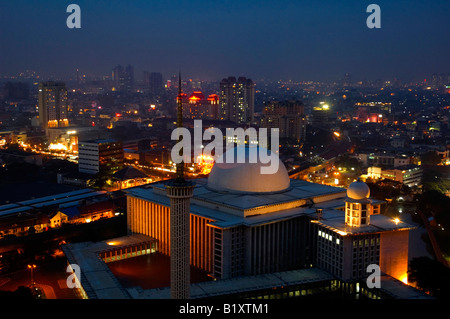 La Mosquée Istiqlal plus grande mosquée de Jakarta, en Asie du Sud-Est, le paysage urbain de Jakarta Banque D'Images