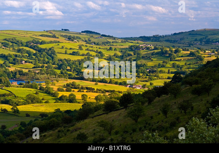 Vue depuis le nez Tegg Country Park près de Macclesfield Cheshire UK à sud avec le Peak District hills à l'horizon Banque D'Images