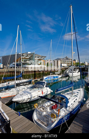 Luxury yachts amarrés à Ocean Village Marina Southampton Hampshire Angleterre Banque D'Images