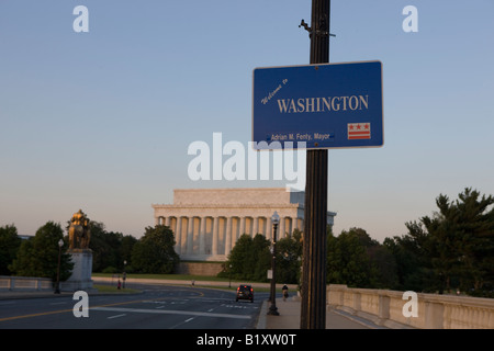 Un signe l'accueil des visiteurs sur l'Arlington Memorial Bridge à Washington, DC avec le Lincoln Memorial en arrière-plan. Banque D'Images