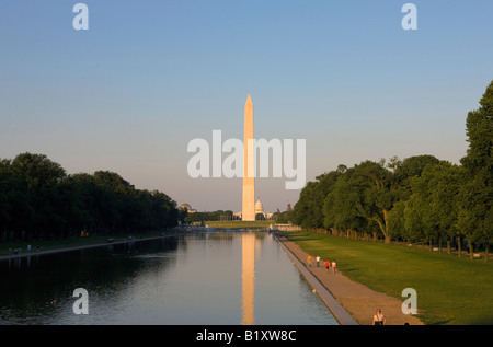 Washington Monument et miroir d'eau au crépuscule coucher de National Mall et Memorial Parks Washington DC, United States of America Banque D'Images