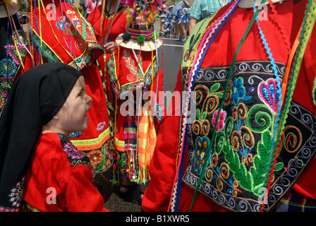 Danse folklorique bolivienne attendre d'effectuer dans un corso fleuri sur Central Park West à New York, NY Banque D'Images