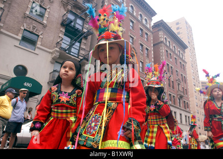 À l'âge de cinq ans, les spectacles de danse folklorique bolivienne dans un corso fleuri sur Central Park West à New York, NY Banque D'Images