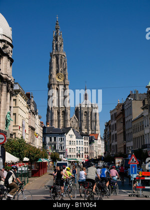 Groupe de touristes les gens en vélo dans le centre-ville d'Anvers Banque D'Images