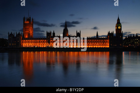 Big Ben et les chambres du Parlement vu de l'autre côté de la Tamise Banque D'Images