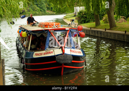 La princesse Marina 15-04 entre Stratford nouvelle écluse sur la rivière Avon à Stratford upon Avon, Warwickshire, Angleterre Banque D'Images