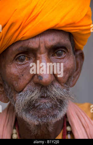 Inde Rajasthan portrait d'un homme portant un turban de couleur Banque D'Images