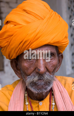 Inde Rajasthan portrait d'un homme portant un turban de couleur Banque D'Images