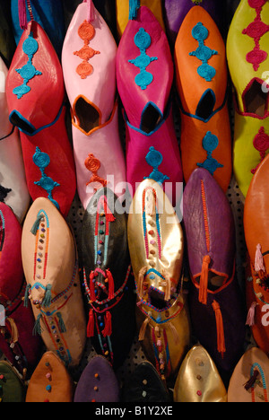 Babouches colorées à Marrakech Banque D'Images
