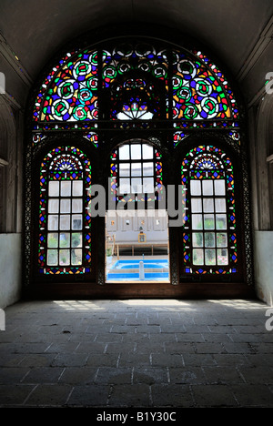 La section au niveau du sol de 3 étages, avec des portes et vitraux à découvrir au Musée de l'eau,Yazd Banque D'Images