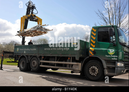 Une grue sur camion décharger le chariot de marchandises Banque D'Images