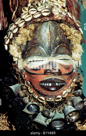 Masque en bois sculpté traditionnel de la République du Cameroun, l'Afrique de l'Ouest. Dans le musée d'art africain, Dakar, Sénégal Banque D'Images