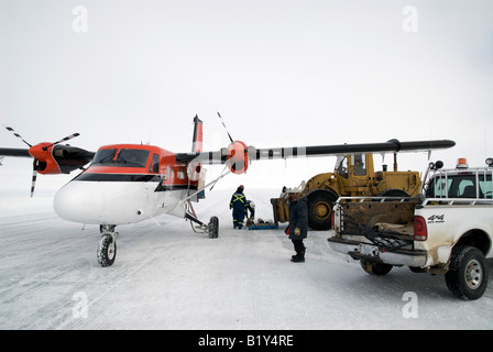 DHC-6 Twin Otter, du nord à toute épreuve, sur une piste de glace sur la mer de Beaufort, de l'Arctique canadien. Prendre une charge à partir de la plate-forme. Banque D'Images