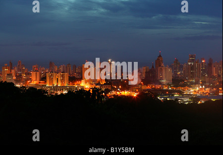 Panama city at night vu du haut du grand parc, province de Panama, République du Panama. Novembre, 2007. Banque D'Images