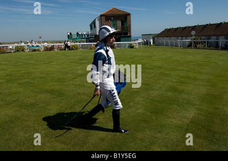 Jockey Champion Ryan Moore marcher jusqu'à la chambre de pesée à courses Brighton Banque D'Images