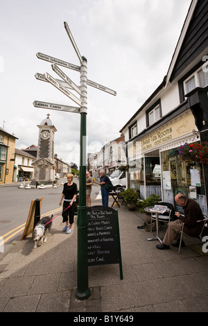 UK Wales Rhayader Powys les gens assis à l'extérieur du centre-ville historique de la vieille Pub Swan salon de thé Banque D'Images