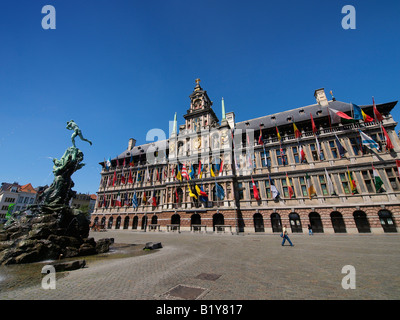 L'hôtel de ville d'Anvers avec la Brabo fontaine sur le côté gauche de la place du marché Grote Markt Anvers Flandre Belgique Banque D'Images