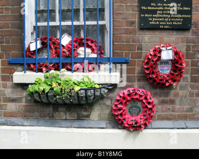 Royaume-uni British Legion plaque à l'ordre des chapeaux mémorable étain office de coquelicots sur la fenêtre , , Londres. Photo © Julio Etchart Banque D'Images