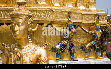 Kinnara mythologique mi-humaine figure l'or et le singe warriors Grand Palace Bangkok Thaïlande Banque D'Images