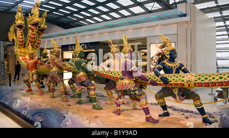 Naga Buddhist sculpture exotiques serpent mythologique barattage de l'océan de lait l'aéroport international Suvarnabhumi Bangkok Thaïlande Banque D'Images