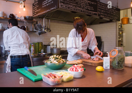 Charcuterie intérieur de Melrose et Morgan jeune personne préparant foofd dans la charcuterie Primrose Hill Londres NW1 Royaume-Uni 2007 2000s HOMER SYKES Banque D'Images