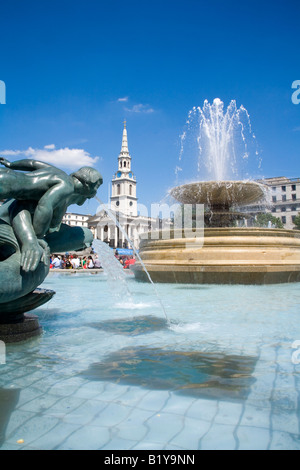 Les fontaines de Trafalgar Square London avec l'église St Martins Banque D'Images