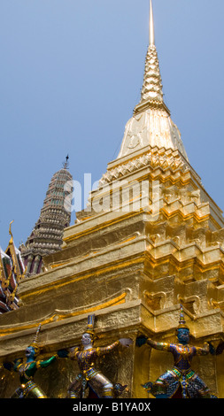 Personnage mythologique des statues d'or stupa soutien Grand Palace Bangkok Thaïlande Banque D'Images