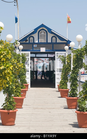 Restaurant traditionnel espagnol situé sur une jetée en bois sur la Mar Menor à Los Alcazares, Murcia, Costa Calida, Spain, Europe Banque D'Images