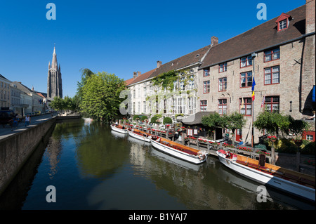 Canal et Onze Lieve Vrouwekerk église dans le vieux centre ville, Bruges, Belgique Banque D'Images