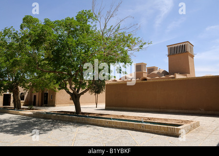 Approche, avant-cour, les arbres et le vent catcher de Dolat-Abad jardin à Yazd Iran Banque D'Images