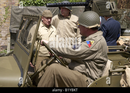 WW2 re-enactment avec 'American' soldats et véhicules quelque part dans le sud de l'Angleterre juste avant le D-Day. Banque D'Images